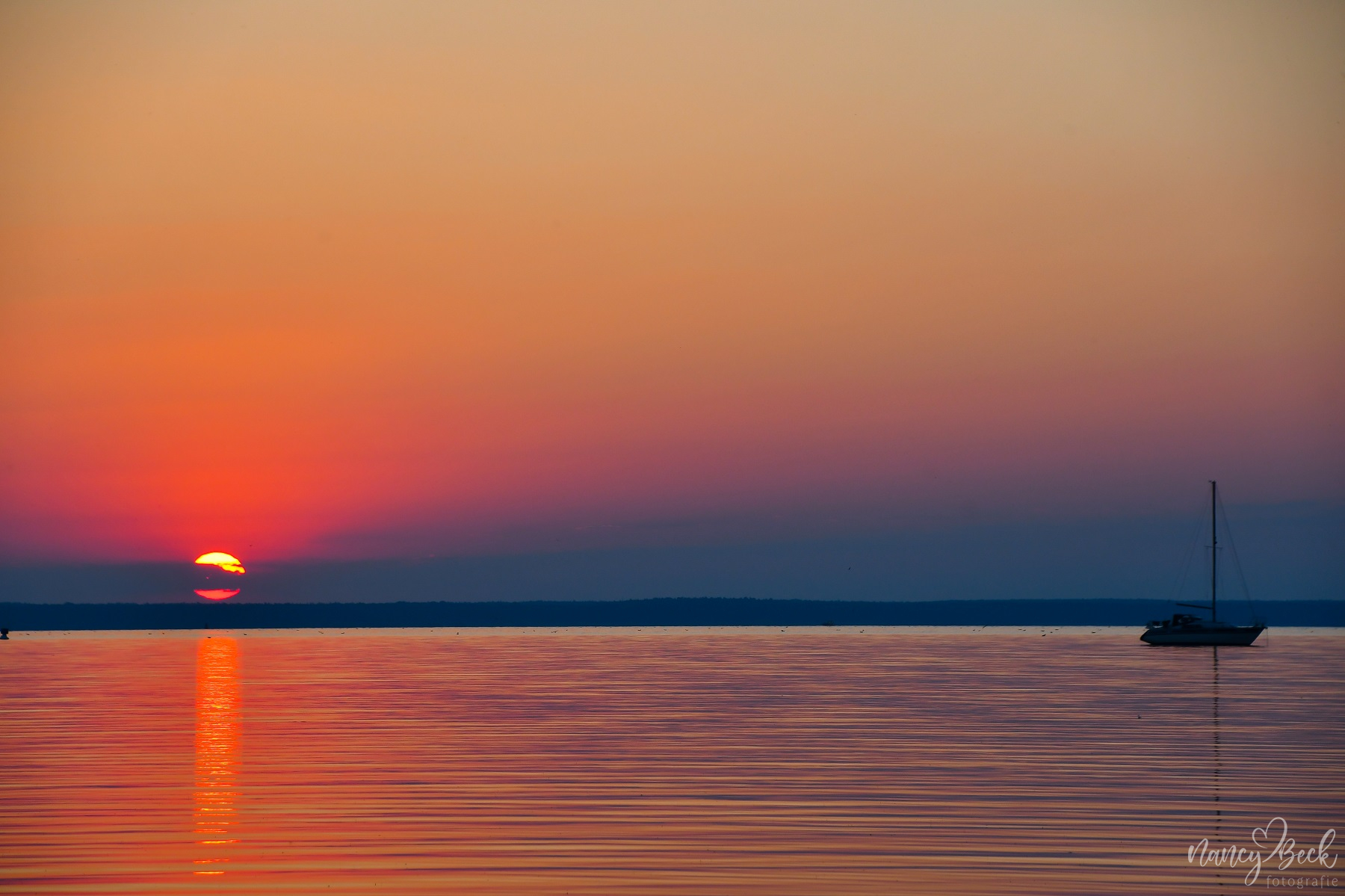 Goldener Sonnenaufgang mit Segelboot #1