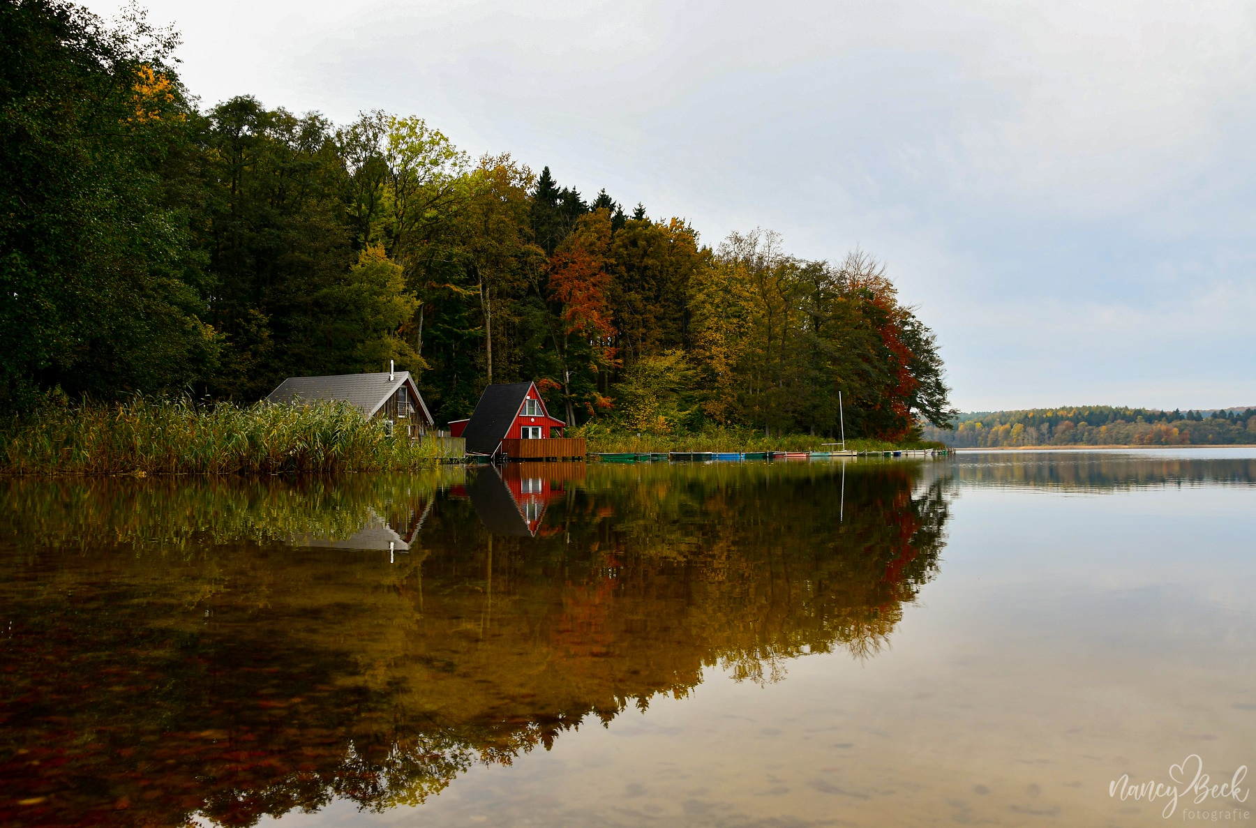 Herbstspiegelung Bootshaus#1